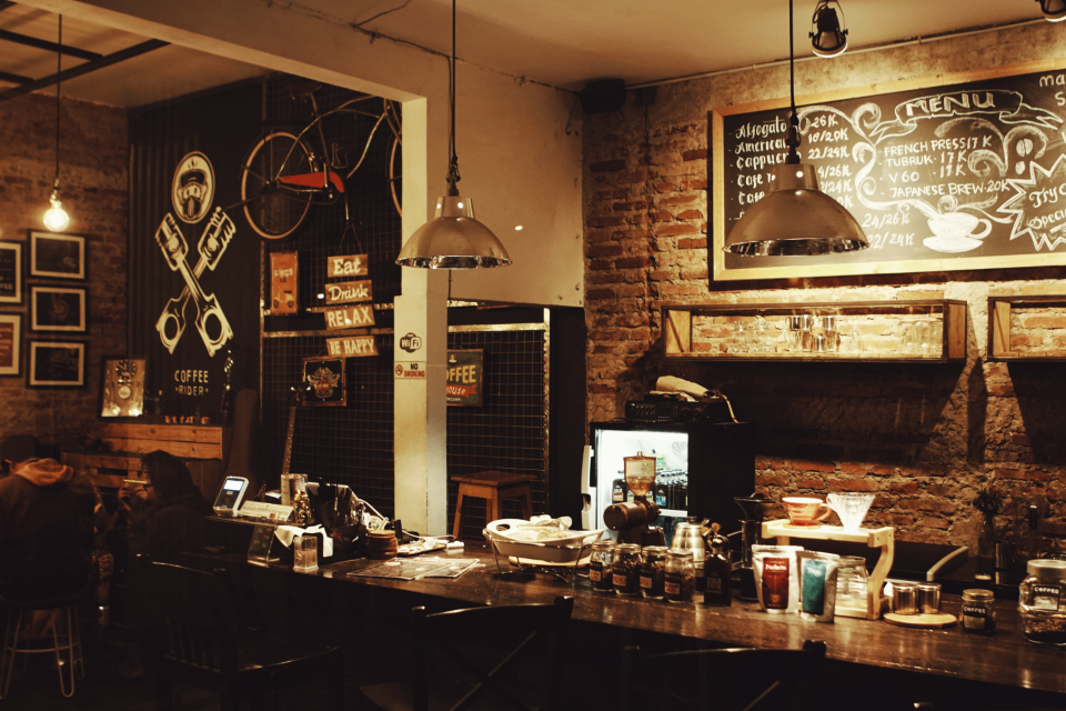 Tebeşir menü tahtalı bir kafe iç mekânı